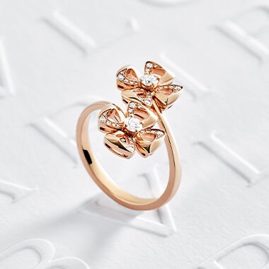 Her hand is adorned with two Fiorever rose gold and white gold rings with diamonds, a Fiorever pendant necklace and a Divas' Dream watch in rose gold with diamonds.