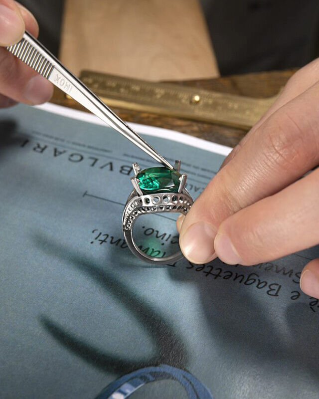 Fertigung des Emerald Ode High Jewellery Rings aus Platin, Smaragd und Diamanten, Nahaufnahme. Fertigung des Emerald Ode High Jewellery Rings aus Platin, Smaragd und Diamanten, Nahaufnahme.