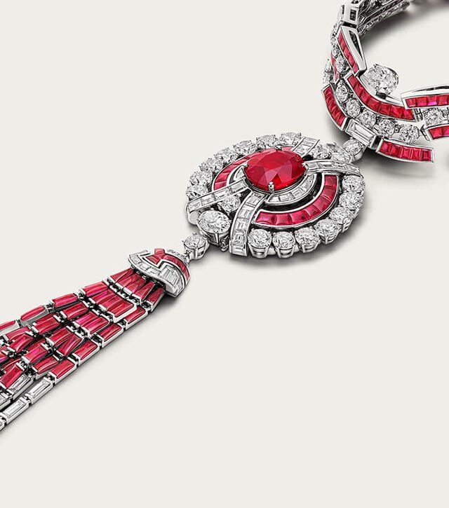 Magnifica High Jewellery Halsreif aus Platin, Collier mit Quaste und Brosche, mit Diamanten und Rubinen, Nahaufnahme.