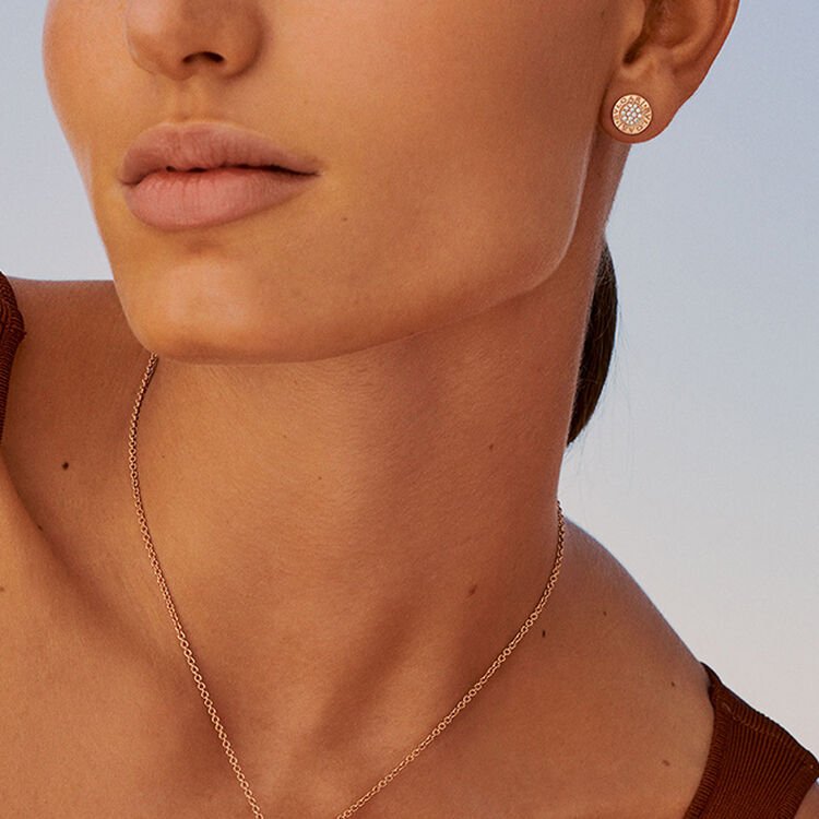 Modella con collane Bvlgari Modella con collane Bvlgari