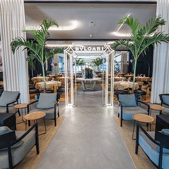 The intern of the restaurant with eight tables.