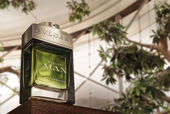Der Flakon von BVLGARI MAN WOOD ESSENCE Eau de Parfum vor einer inspirierenden Kulisse.