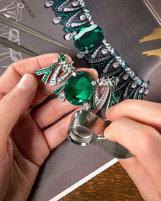 Making of the Tribute to Paris platinum High Jewellery necklace with emeralds and diamonds, close up.