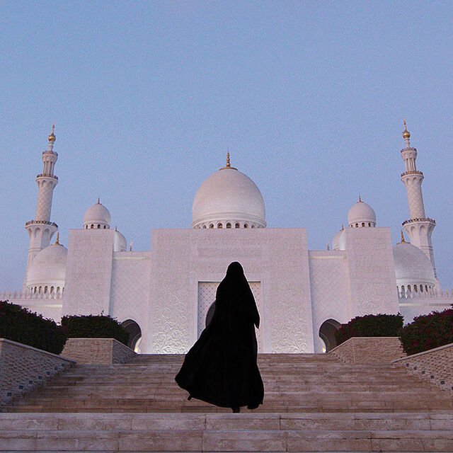 Model with the mosque in Abu Dhabi for the Jannah Collection campaign.
