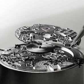 Making of the BVL 318 calibre, the movement of the Octo Finissimo Chrono GMT watch, close-up.