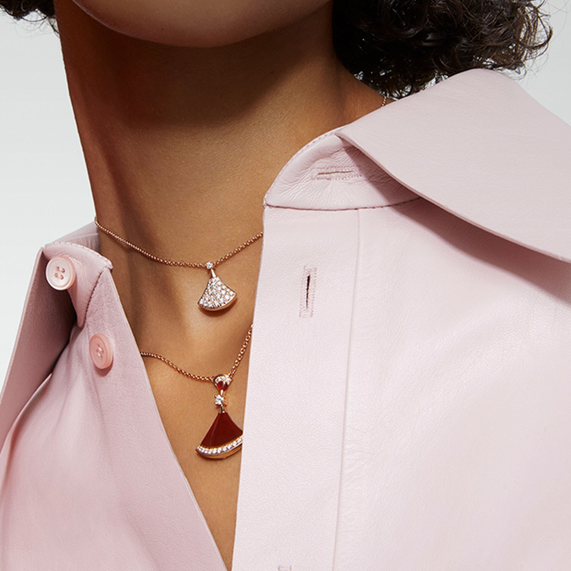 模特佩戴bvlgari宝格丽divas dream系列玫瑰金项链,镶嵌红玉髓和钻石