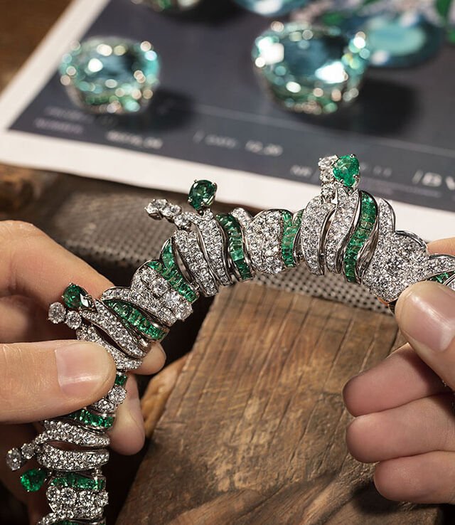Magnifica High Jewellery necklace with five cushion-cut Paraiba tourmalines, emeralds and diamonds.