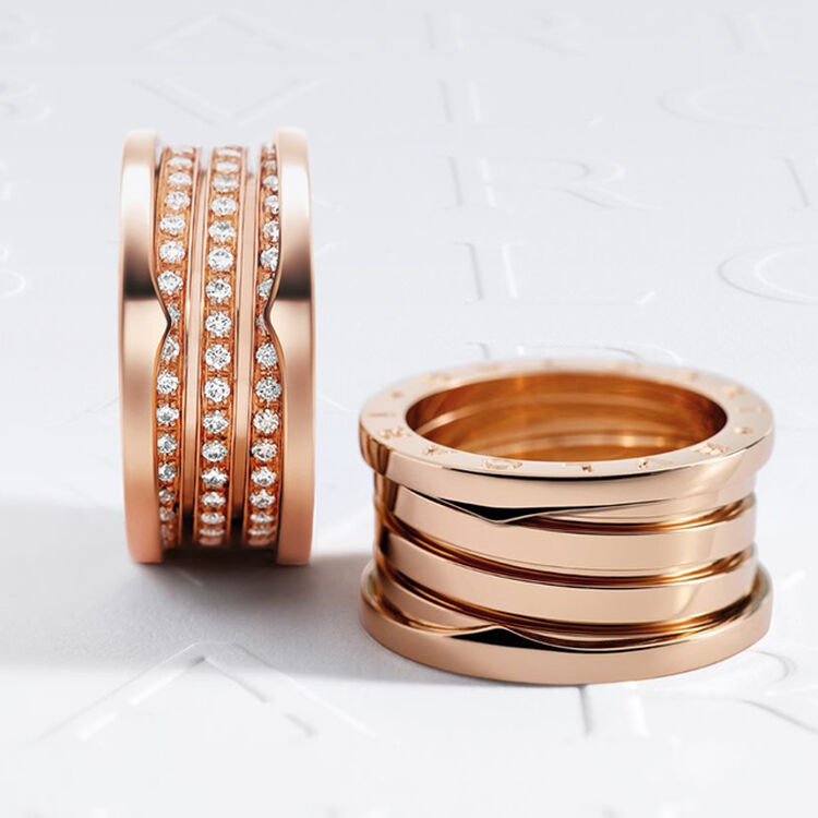 Model wearing Bzero1 rings in rose gold. Model wearing Bzero1 rings in rose gold.
