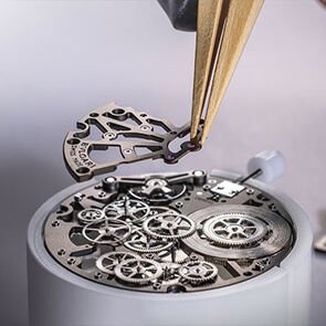 Assemblage of the black spinel-set bezel on the case of the Octo Finissimo Skeleton 8 Days watch.