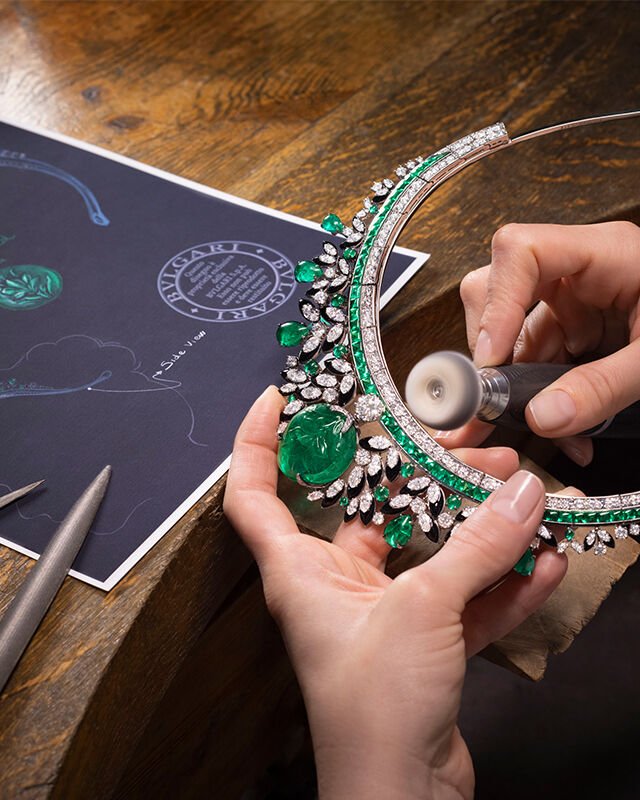 Making of the Jubilee Emerald Garden High Jewellery platinum tiara with emeralds and diamonds, close up.