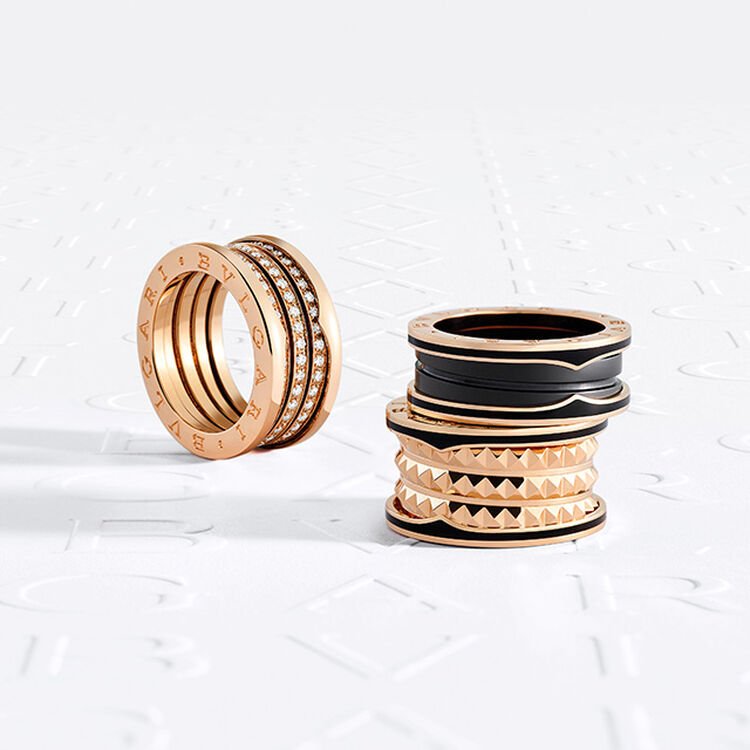 Hand mit Bvlgari B.zero1 Rock Ringen aus Roségold mit schwarzer Keramik und einem B.zero1 Ring aus Roségold mit Diamanten. Hand mit Bvlgari B.zero1 Rock Ringen aus Roségold mit schwarzer Keramik und einem B.zero1 Ring aus Roségold mit Diamanten.