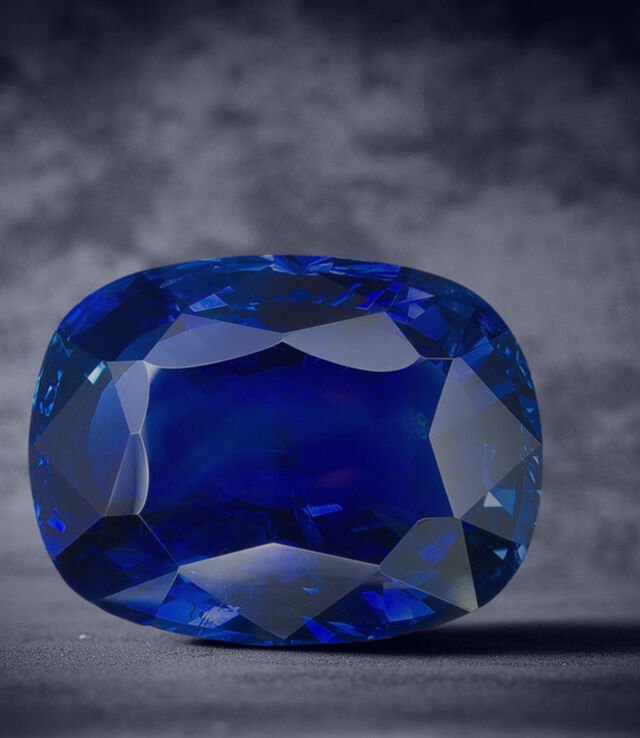Großer, oval geschliffener Bvlgari Saphir, Nahaufnahme.