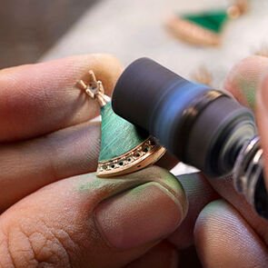 Rose gold Divas’ Dream element with malachite insert polished by a craftswoman during manufacture.