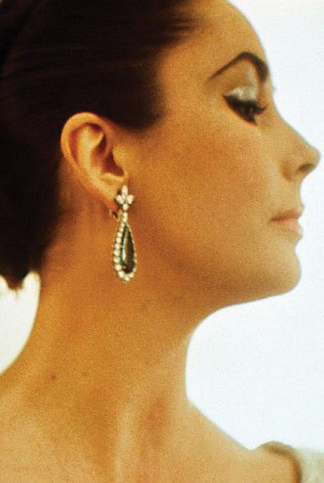 ELIZABETH TAYLOR wearing magnificent earrings from Bvlgari heritage collection