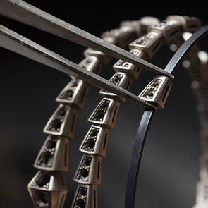 Assembly with pliers of the single scales on the inner coil of the Serpenti Viper bracelet, close-up.