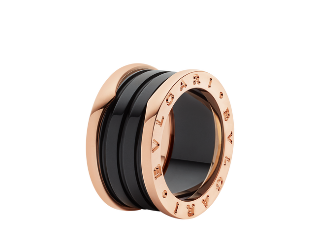 Anillo B.zero1 de cuatro bandas con dos aros en oro rosa de 18 qt y una espiral de cerámica negra.