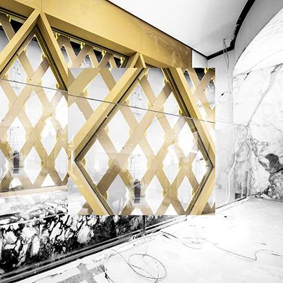 The bronzed “Losanga”  exquisitely blends into the exterior decorations of the Crown Building