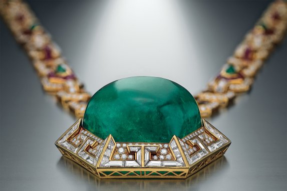 Sautoir in gold with emeralds, rubies and diamonds.