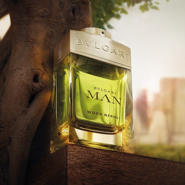 El sorprendente diseño del flacon verde de la fragancia Bvlgari Man Wood Neroli.