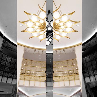 The theatricality of space evokes the structure of Italian theaters, showcasing the jewels at the center of a luminous imaginary stage