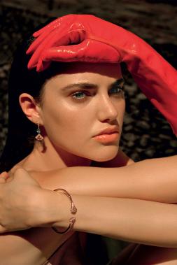Model wearing earrings in pink gold with pink tourmaline and blue topaz. Openwork bracelet in pink gold with pavé diamonds.
