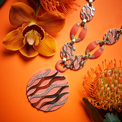 Sautoir in gold with coral and diamonds