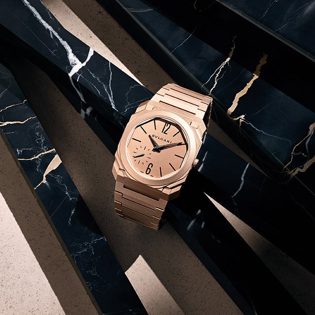 Reloj monocromático Bvlgari Octo Finissimo Automatic para hombre en oro rosa arenado de 18 qt, fotografía creativa.