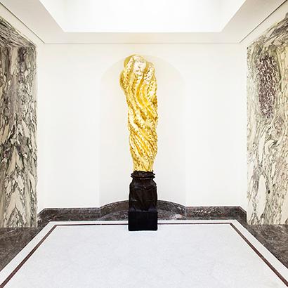 Peter Marino placed one of the ‘Les Colonnes Révolutionnaires’ by Johan Creten