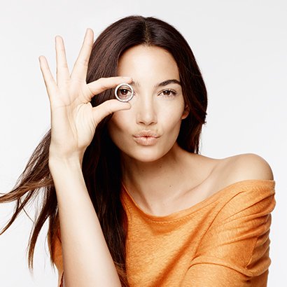 Lily Aldridge posiert mit einem Save the Children Ring von Bvlgari für die Made Real-Kampagne. Lily Aldridge posiert mit einem Save the Children Ring von Bvlgari für die Made Real-Kampagne.